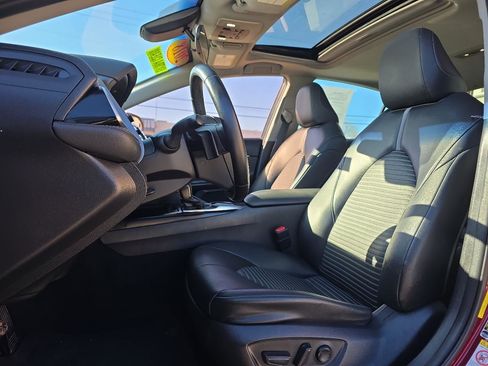 Used 2018 Toyota Camry SE w/ Moonroof Package image 11