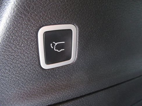 Used 2024 Chrysler Pacifica Limited FWD image 43