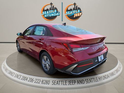 Used 2025 Hyundai Elantra SE FWD image 3