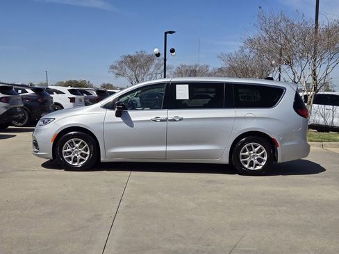 Used 2024 Chrysler Pacifica Touring-L FWD image 12