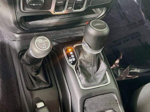 Used 2023 Jeep Gladiator Willys AWD/4WD image 16