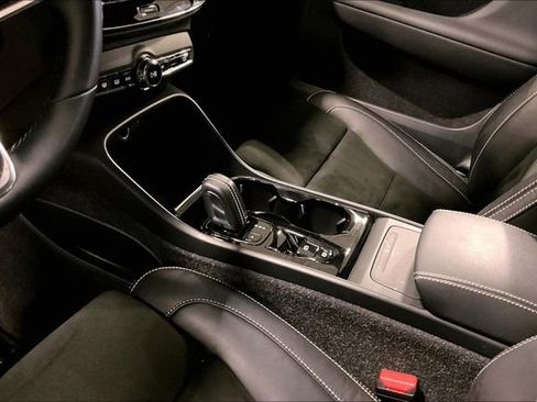 Used 2022 Volvo XC40 T5 R-Design image 17
