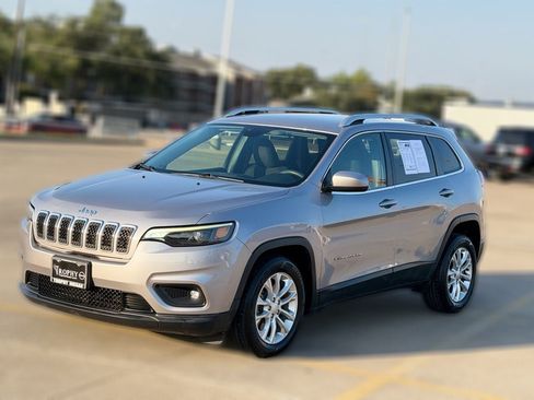 Used 2019 Jeep Cherokee Latitude w/ Popular Appearance Group FWD image 3