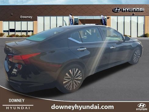 Used 2024 Nissan Altima 2.5 SV FWD image 5