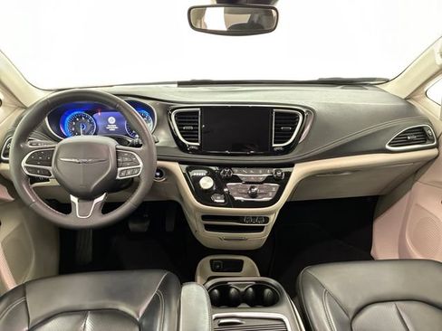 Used 2023 Chrysler Pacifica Touring-L FWD image 20
