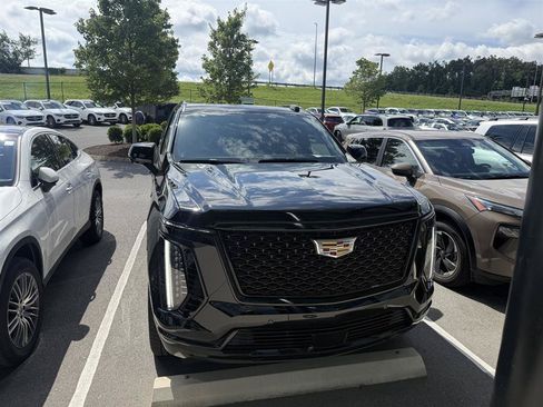 Used 2025 Cadillac Escalade Premium Luxury AWD/4WD image 4