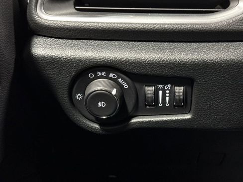 Used 2025 Chrysler Pacifica Limited FWD image 19
