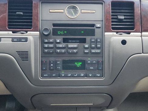 Used 2007 Lincoln Town Car Signature RWD image 14