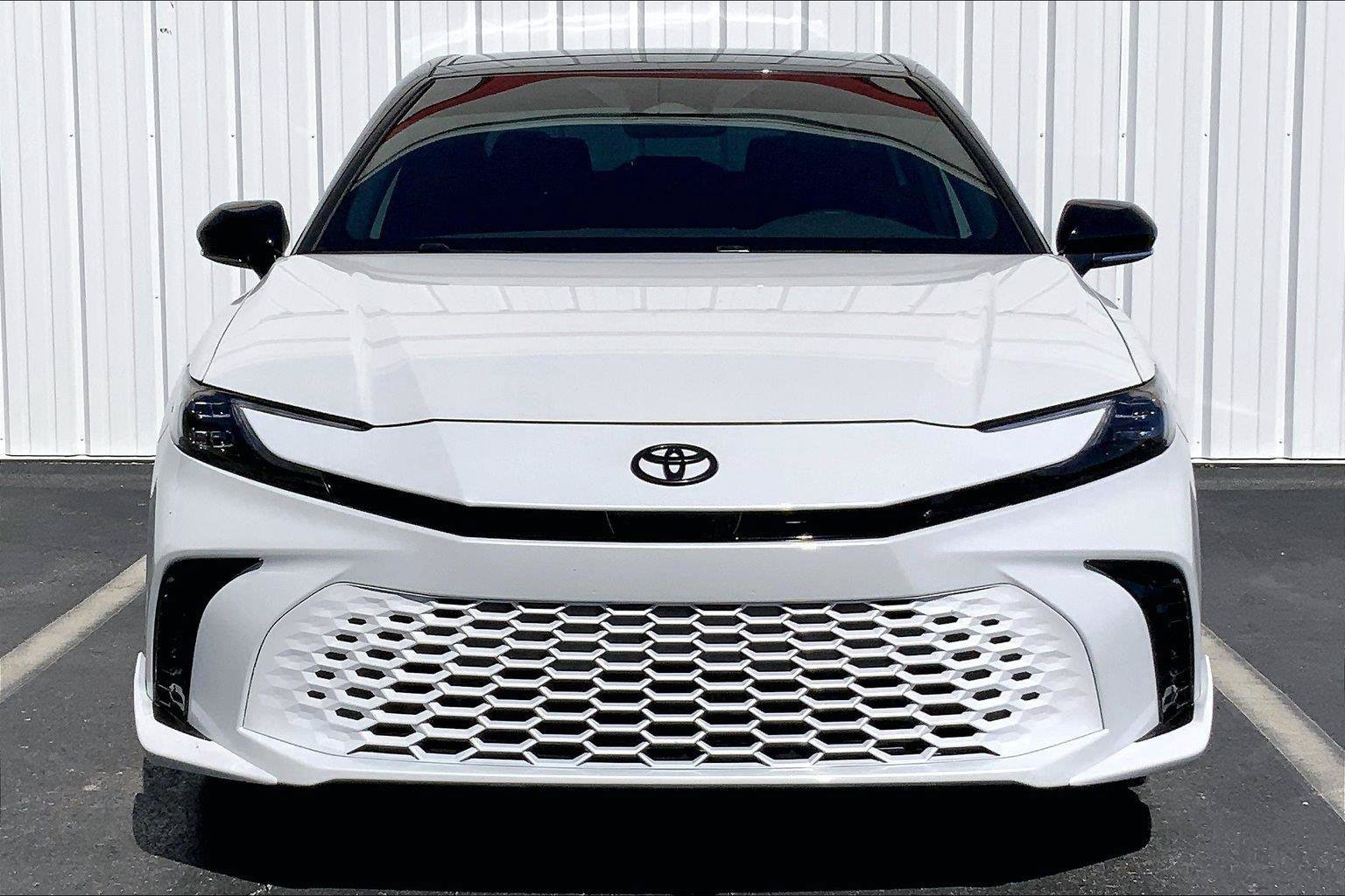 Used 2025 Toyota Camry XSE AWD/4WD image 3