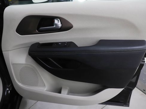 Used 2024 Chrysler Voyager LX image 9