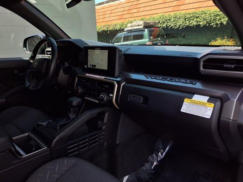Certified 2025 Toyota Tacoma SR5 AWD/4WD image 23