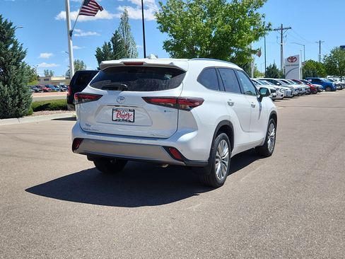 New 2026 Toyota Highlander Platinum AWD/4WD image 3