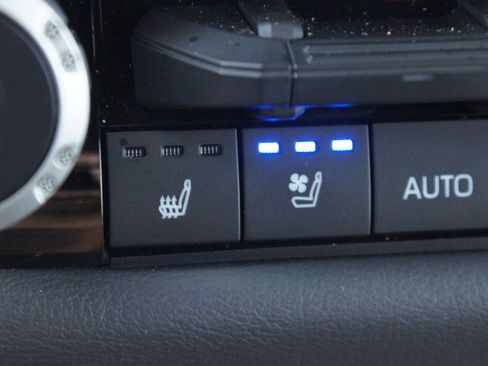 Used 2023 Toyota Sequoia Platinum AWD/4WD image 8