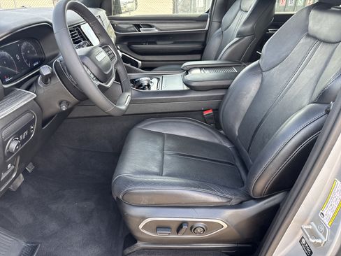 Certified 2024 Jeep Wagoneer Series II w/ Flexible Seating Group RWD image 5