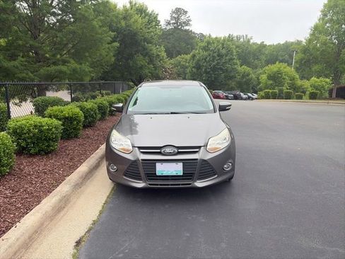 Used 2014 Ford Focus SE w/ Equipment Group 201A FWD image 12