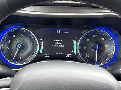 Used 2023 Chrysler Pacifica Touring-L FWD image 5