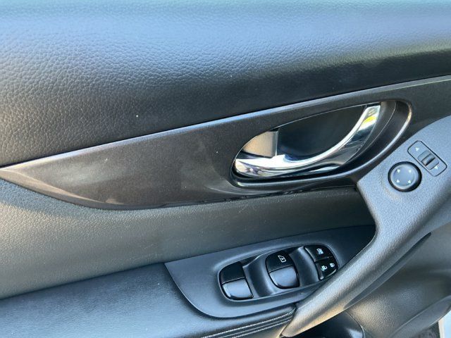 Used 2018 Nissan Rogue SV AWD/4WD image 10
