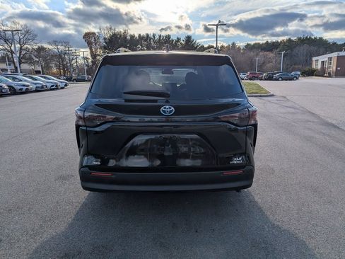 Used 2024 Toyota Sienna XLE image 4