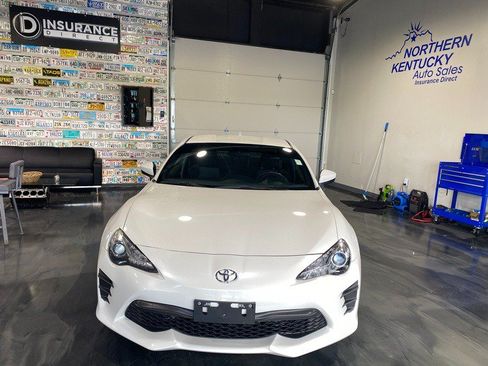 Used 2017 Toyota 86 RWD image 3