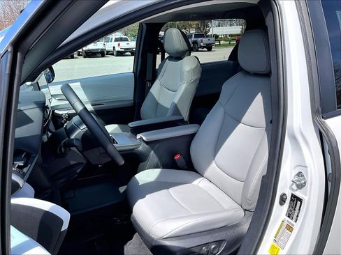 Used 2025 Toyota Sienna XLE w/ XLE Plus Package image 10