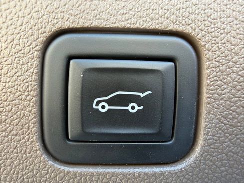 Used 2023 GMC Yukon XL Denali image 13