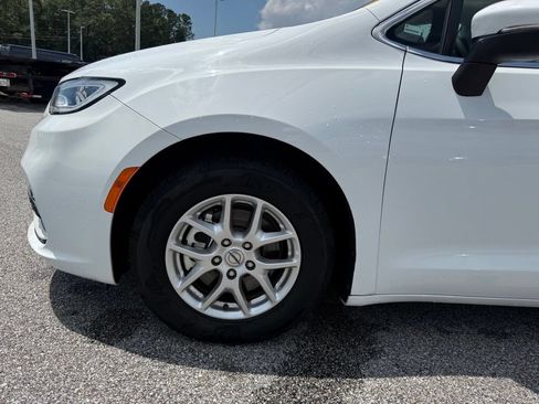 Used 2023 Chrysler Pacifica Touring-L FWD image 21