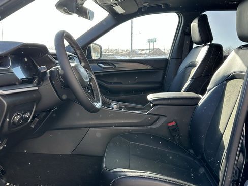 New 2025 Jeep Grand Cherokee Altitude image 8