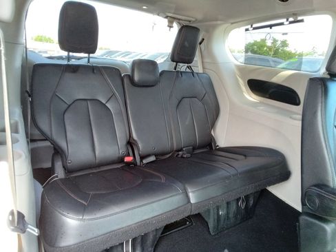 Used 2018 Chrysler Pacifica Touring-L FWD image 16