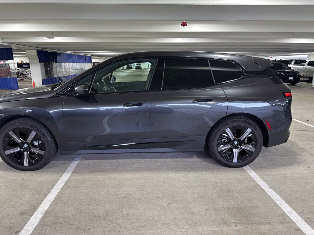 Used 2024 BMW iX xDrive50 w/ Premium Package AWD/4WD image 3