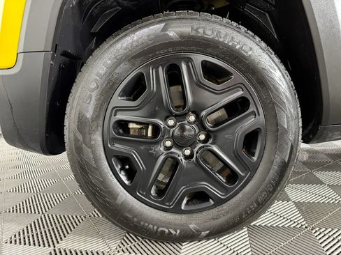 Used 2018 Jeep Renegade Trailhawk w/ UConnect 8.4 Nav Group AWD/4WD image 40