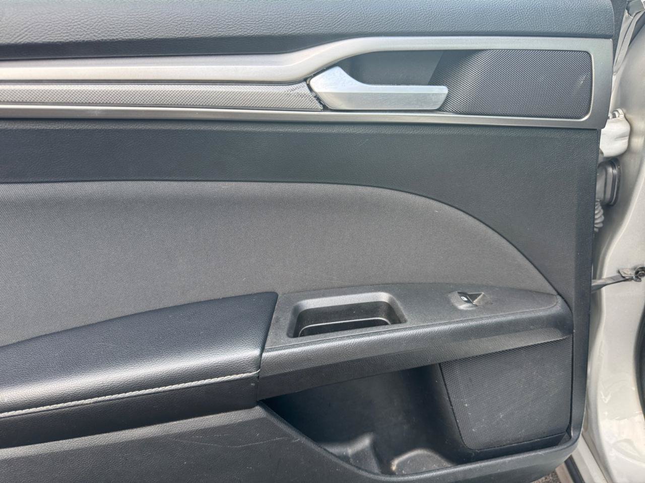 Used 2019 Ford Fusion SE FWD image 25