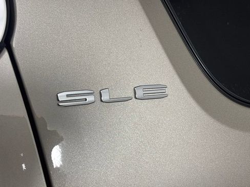 Used 2023 GMC Acadia SLE FWD image 44
