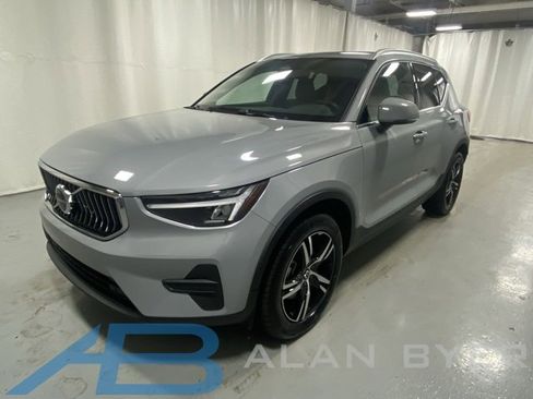 Used 2025 Volvo XC40 B5 Core image 1
