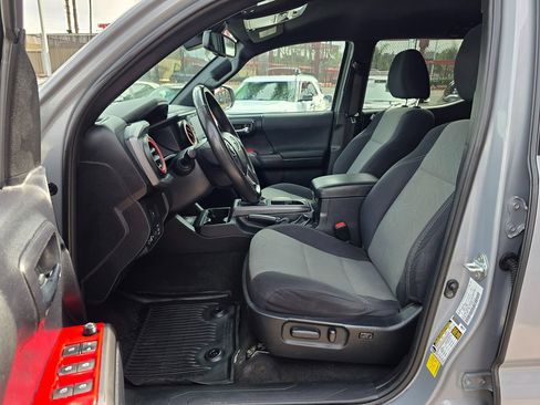 Used 2021 Toyota Tacoma TRD Sport w/ Technology Package image 19