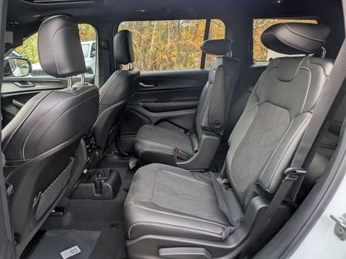 New 2025 Jeep Grand Cherokee L Altitude image 24