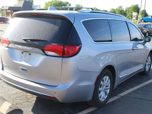 Used 2019 Chrysler Pacifica Touring-L FWD image 6