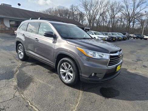 Used 2014 Toyota Highlander XLE image 2