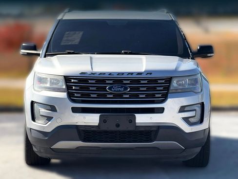 Used 2017 Ford Explorer XLT w/ Equipment Group 202A image 6