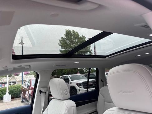 Certified 2025 Buick Enclave Avenir w/ Trailering Package, 5000 lbs. AWD/4WD image 37