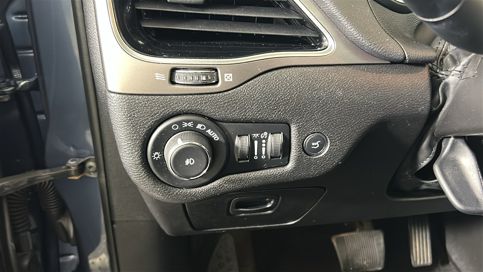 Used 2021 Jeep Cherokee Limited AWD/4WD image 23
