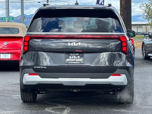 New 2026 Kia Carnival EX FWD image 5