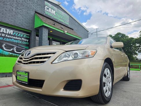 Used 2010 Toyota Camry LE image 2