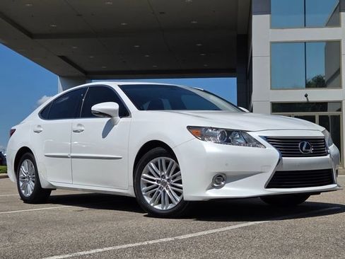 Used 2014 Lexus ES 350 w/ Luxury Package FWD image 3