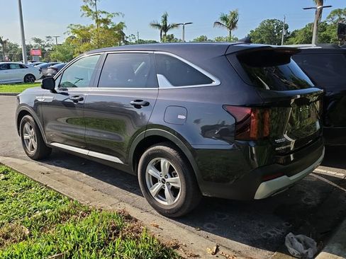 Used 2025 Kia Sorento LX FWD image 4