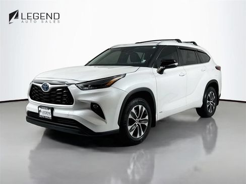 Used 2024 Toyota Highlander XLE AWD/4WD image 1