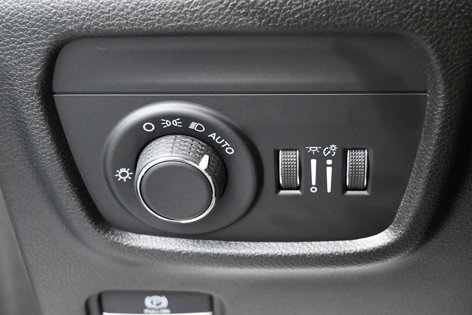 Used 2025 Jeep Grand Cherokee Laredo X w/ Luxury Tech Group I AWD/4WD image 10