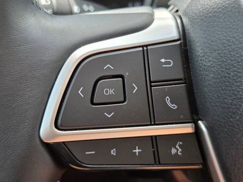 Used 2024 Toyota Highlander XLE FWD image 21