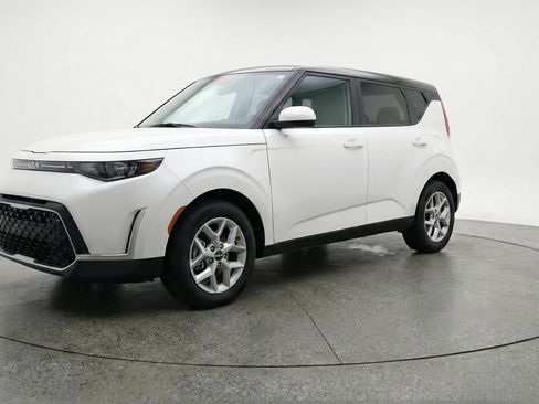 Used 2025 Kia Soul LX w/ LX Technology Package FWD image 3