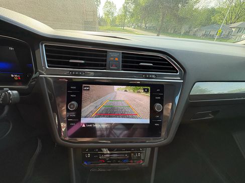 Used 2022 Volkswagen Tiguan SE w/ Panoramic Sunroof Package FWD image 13
