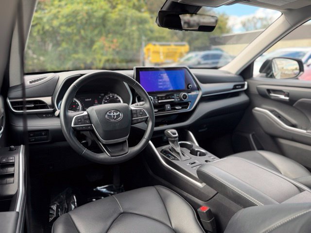Used 2023 Toyota Highlander XLE AWD/4WD image 21